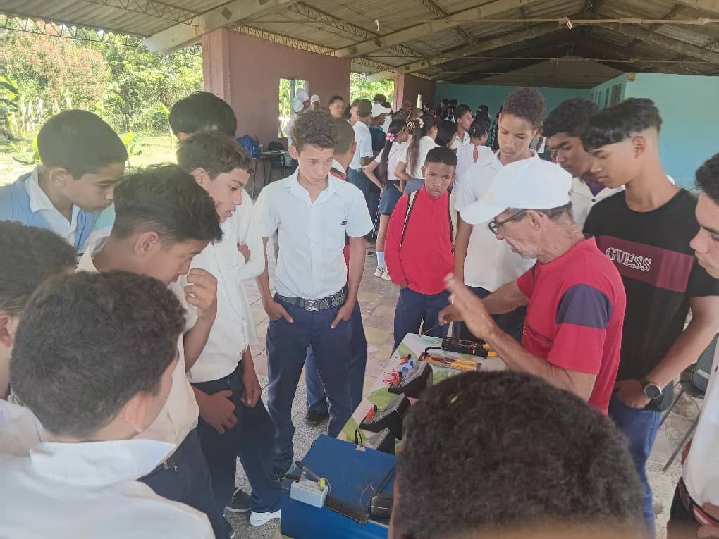 Se realiza en el IP Julio Casas Regueiro puertas abiertas con la participación de los estudiantes del ESBU 11 de marzo. <a href="/CubaMined/">MINED</a> <a href="/dpestgo/">DGE Santiago de Cuba</a> <a href="/LHierresuelo/">Luis Hierresuelo</a> <a href="/DiazCanelB/">Miguel Díaz-Canel Bermúdez</a> <a href="/dme2frente/">DME - Segundo Frente</a> <a href="/CaridadSal66421/">Caridad Salazar</a>
