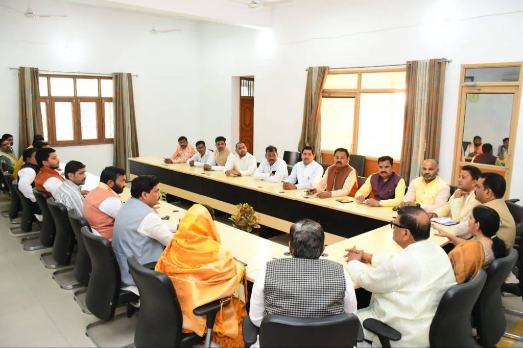 सर्किट हाउस कन्नौज में पार्टी पदाधिकारियों व कार्यकर्ताओं के साथ जनसमस्याओं व विकास कार्यों से सम्बंधित आवश्यक बैठक प्रभारी मंत्री मा. श्रीमती रजनी तिवारी की अध्यक्षता में संपन्न हुई बैठक में अपने सुझाव दिए ।