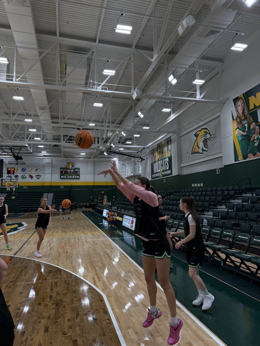 RooseveltWBB's tweet photo. Locked in. 💚 #lakerswbb #rulakers #shootaround https://t.co/5tqN1Q4Rdx