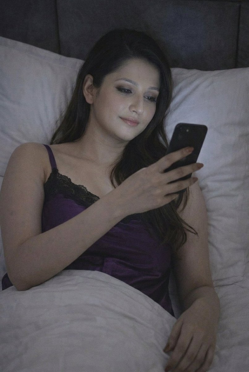 अभी तक मोबाइल चलाते-चलाते हाथ से मुंह पर पांच बार गिरा है 
.
अगली बार गिरा तो पक्का सो जाऊंगी 🤪
.
आप भी सो जाओ गुड नाइट 😍