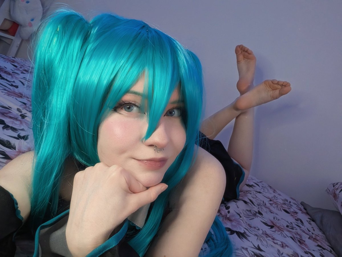 AllieKitti's tweet photo. This is just Miku selfie,, there are no feet in this picture I promise~ https://t.co/tq6qx0jQjc