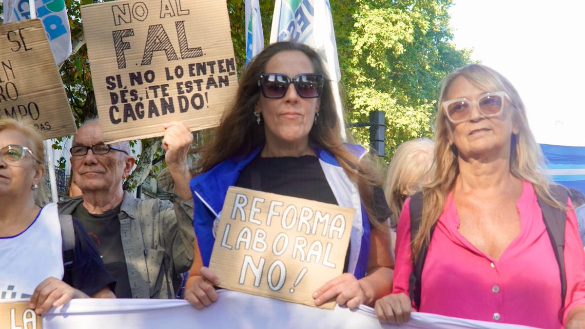 En el día de ayer nos movilizamos nuevamente con nuestrxs jubiladxs y la " Multisectorial en Defensa de la Seguridad Social" al Congreso de la Nacion. Ante la inminente aprobación en el Senado de la Reforma Laboral, volvimos a reclamar en contra de ésta...
