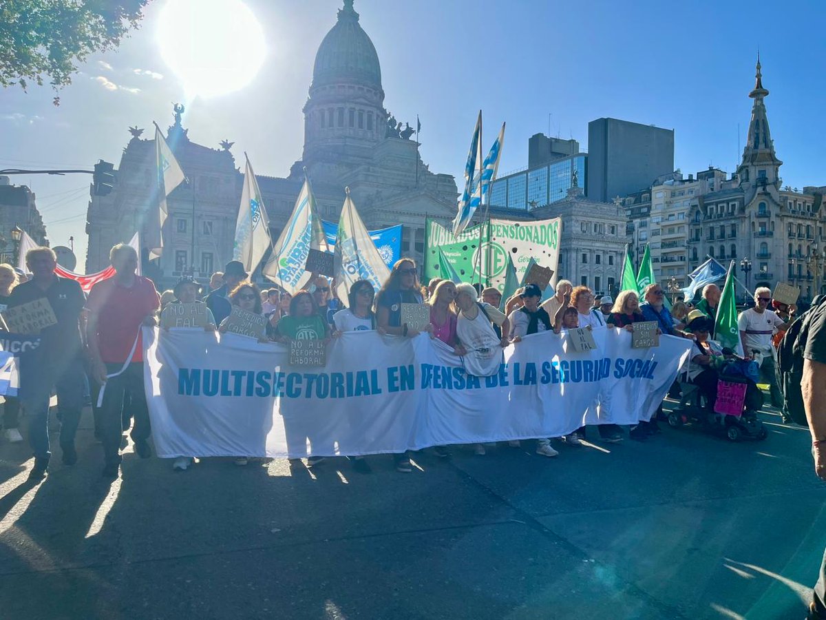 La_Bancaria's tweet photo. y las consecuencias que traerán tanto a lxs trabajadorxs como al sector mas desprotegido, lxs adultxs mayores.
En esta oportunidad nos acompañó el compañero Fabián Grillo, papá de Pablo.
LXS JUBILADXS NO SE RINDEN!!!!
#NoALaReformaLaboral
#NoAlFal
#NoALaReformaPrevisional https://t.co/QFDYM2h2YY