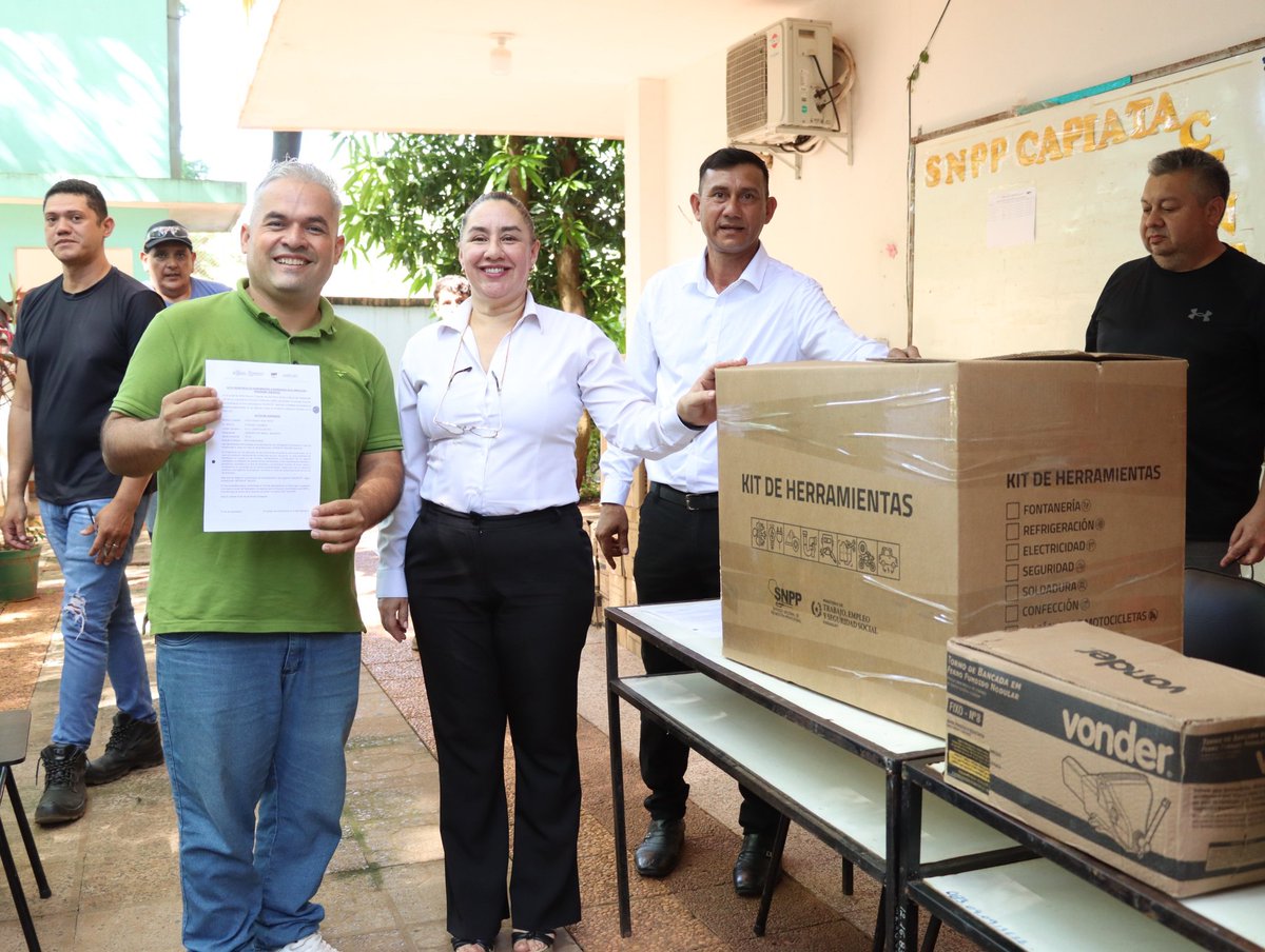 SNPP_Paraguay's tweet photo. 📍 Capiatá
👷🏻♀️👷🏼♂️ #EQUIPATE | De la capacitación al trabajo formal
En el SNPP Capiatá Centro, 22 egresados del curso HERRERÍA DE OBRAS, recibieron sus herramientas para empezar a trabajar.⚒️⚙️🧰
👷🏻♀️ Nuevos técnicos formados, listos para impulsar el auto empleo digno y sostenible.
Con #EQUIPATE conectamos capacitación con oportunidades reales.
#GobiernoDelParaguay
#SNPP
