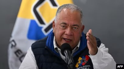 🚨 SE NIEGA A RENUNCIAR

Según fuentes confiables, los hermanos Rodríguez habrían exigido la renuncia de Elvis Amoroso, presidente del CNE.

La solicitud no habría sido aislada: también habría alcanzado al Fiscal General y al Defensor del Pueblo.

Pero Amoroso se habría plantado.