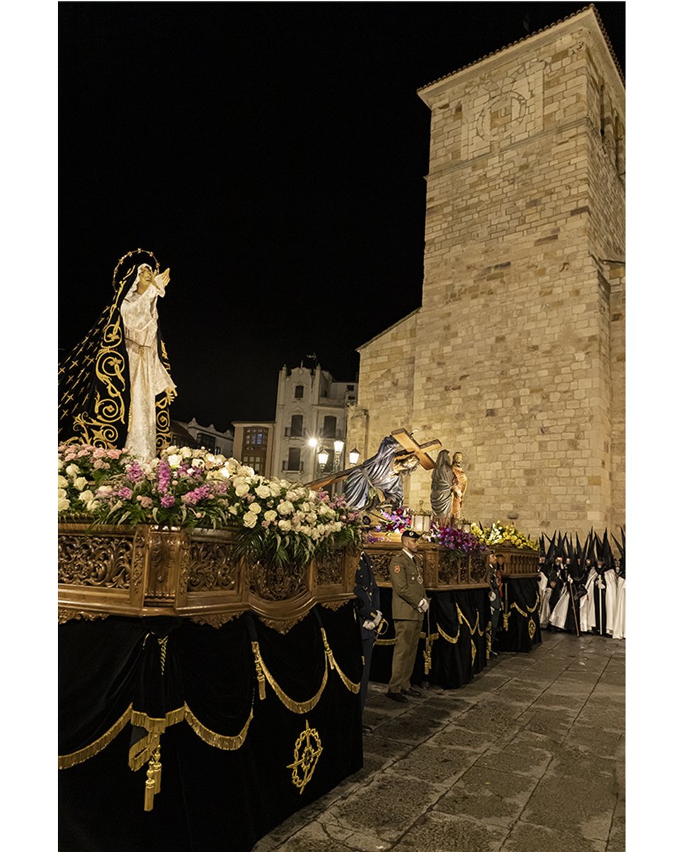 Noche de Lunes Santo en Zamora. La Hermandad de Jesús en su Tercera Caída está en
la Plaza Mayor. 
La madre, llena de Amargura. El hijo, caído. El dolor en
una despedida.

Esta foto de Santiago Lorenzo ha resultado la
ganadora del Concurso de Fotografía