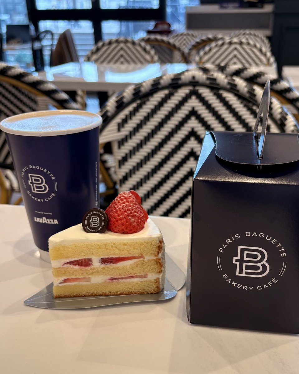 ParisBaguetteUS's tweet photo. Just a little PB pick-me-up ☕✨
#parisbaguette #coffee #cake #cakeslice #cafe https://t.co/xaTnsWzXje