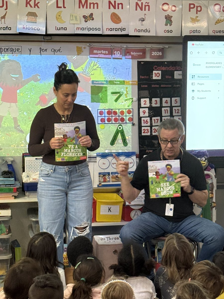 BobforBroward's tweet photo. Today is the 20th Anniversary of βBroward Reads for the Recordβ. Always enjoy reading at my favorite school (Riverglades Elementary) in my favorite class (Madelen Resillez-Guy Dual Language Class). #BrowardReadForTheRecord #SeeMarcusGrow https://t.co/jnHvKmJnWi