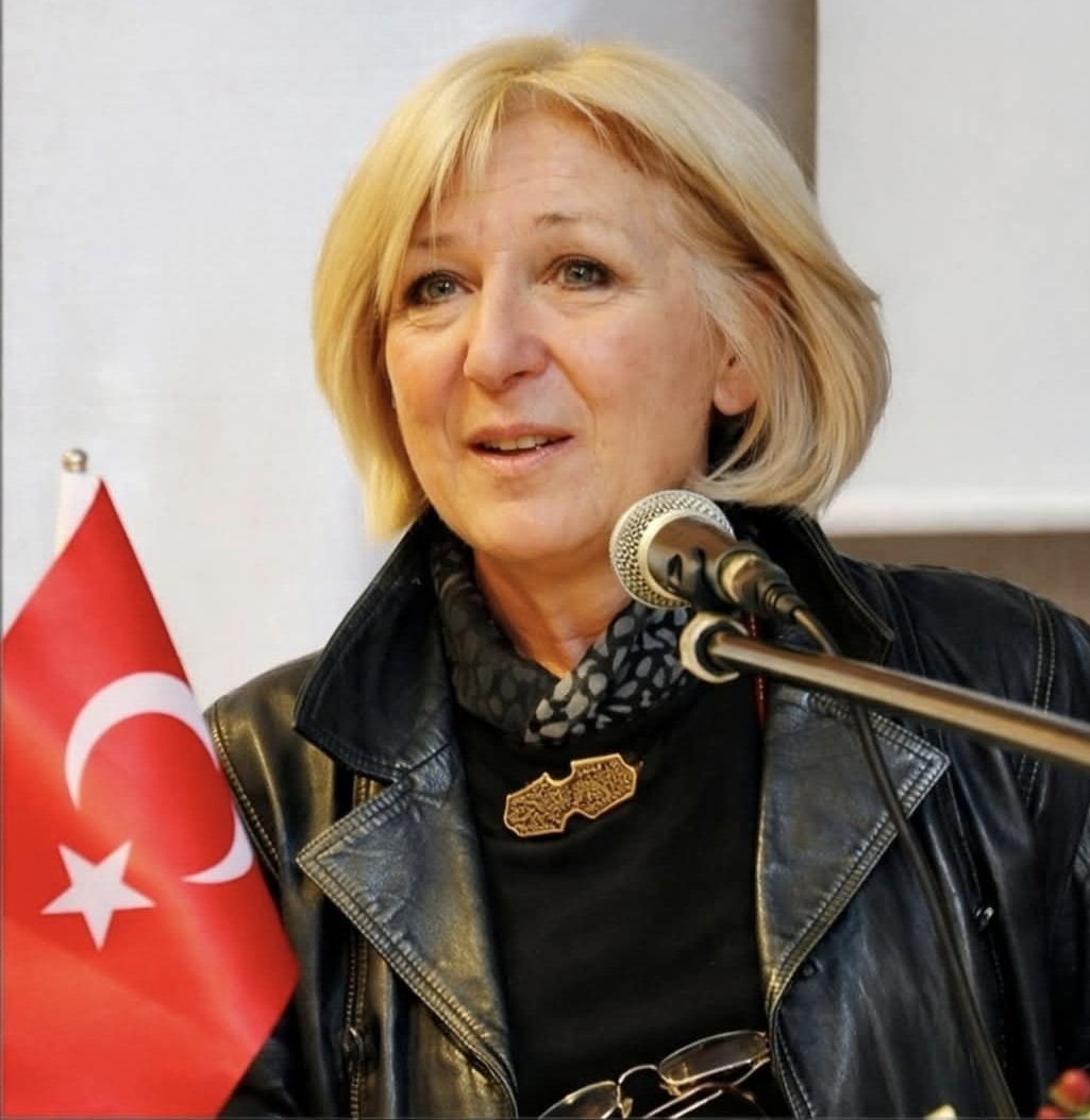 🇹🇷  "TÜRK NEREDE?!"
-Ön plandaki siyasetçiler "Ben Türk değilim" diyor.

-Ön plandaki sanatçılar "Ben Türk değilim" diyor.

-Ön plandaki iş adamları ve zenginler Türk olmadıklarını açıklıyorlar.
     Üstelik bu alanlar Türkler'e kapatılmış durumda.

    *Siyasetçi olmaya kalksa