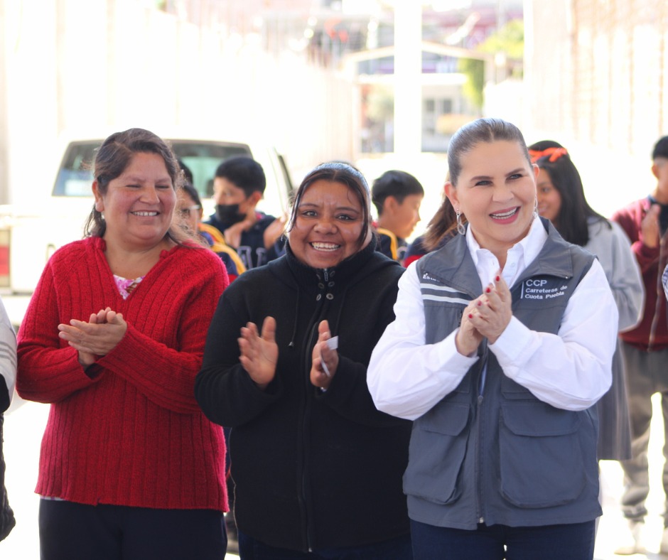 NormaLayon's tweet photo. Agradezco al delegado @RHuallpara por la invitación a esta entrega de pintura e impermeabilizante. Gracias al respaldo del gobernador @armentapuebla_, hoy fortalecemos la infraestructura educativa de nuestra región.

En esta ocasión, también se benefició la Telesecundaria Profesor Leonardo Vargas Machacado en San Baltazar Temaxcalac, donde más alumnos cuentan ahora con espacios dignos para aprender y crecer.

#PorAmorAPuebla
#PensarEnGrande