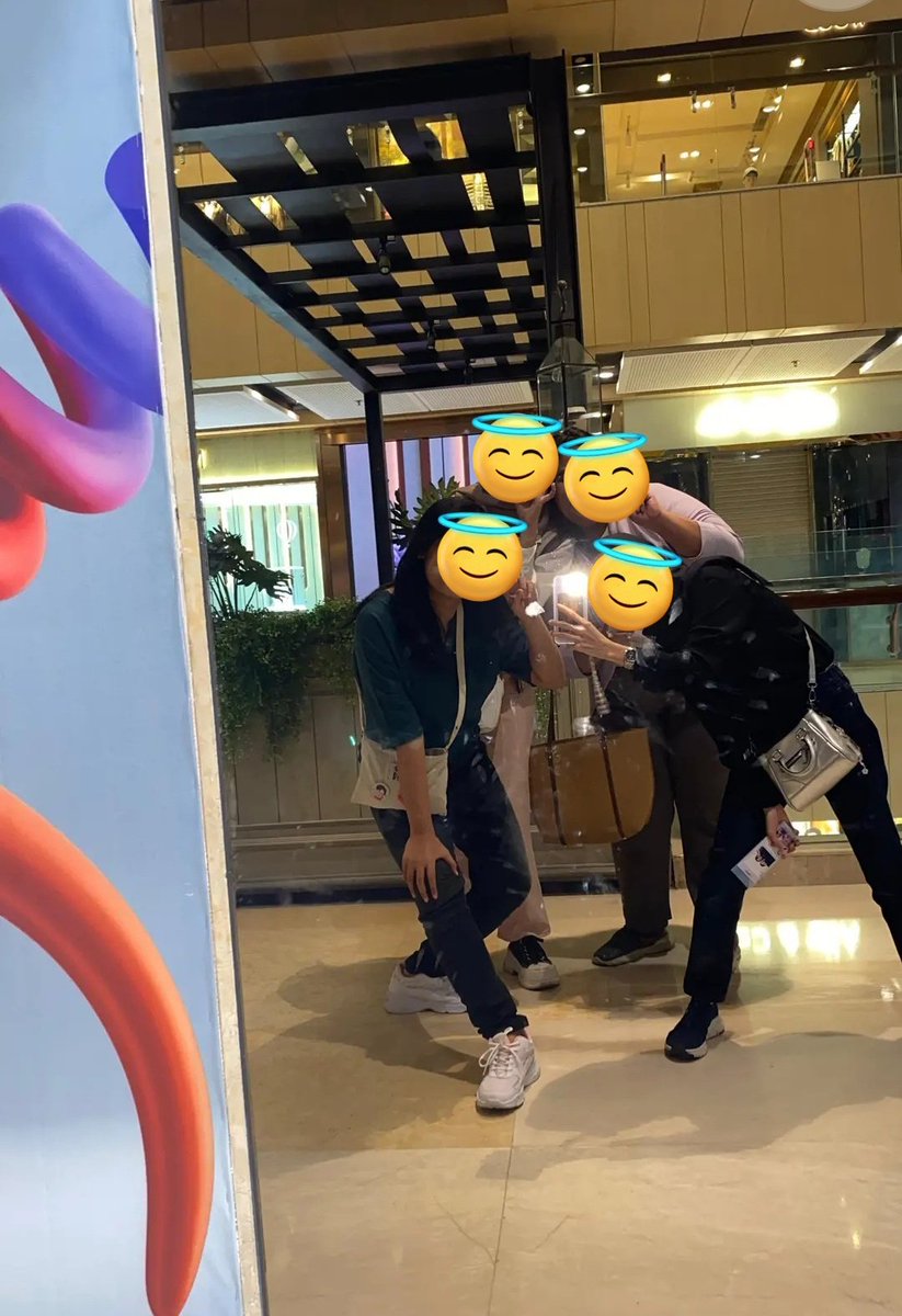 ronapipimerah's tweet photo. Siapa sangka temen online yang berawal dari acara nobar svt di sby bisa jadi sohib kentel sampe sekarang. Padahal ketemuan sama mereka juga cuman setahun sekali atau salah satu dari mereka ada yg ke jkt. Bahkan sekarang udah pada pindah fandom pun masih sahabatan. https://t.co/aFhC2Hivb6