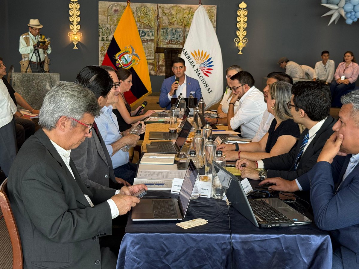 JaimeEstradaM's tweet photo. Llegamos a Guayaquil, para seguir trabajando por los derechos de los ecuatorianos 🇪🇨:

Iniciamos un proceso de solicitud de información a la situación laboral del Sindicato de Trabajadores de Astinave de Guayaquil, quienes demandan violaciones de derechos. 

De igual manera, solicitud de información y control político al incumplimiento del precio mínimo de sustentación del arroz y el maíz, que perjudican a miles de pequeños agricultores.  

Seguimos desde territorio trabajando por las grandes mayorías 💪🏽