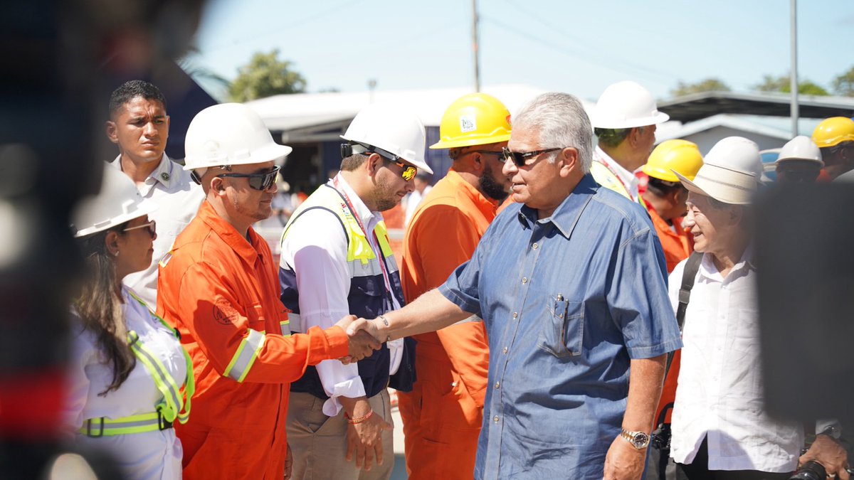 presidenciapma's tweet photo. Hoy, en su visita por Puerto Armuelles, el presidente @JoseRaulMulino recorrió el avance firme de esta obra estratégica.

Un proyecto en marcha, con 16 metros de calado y más de 35 hectáreas en desarrollo, que abre paso a nuevas rutas y proyecta 2,000 empleos directos.

Más competitividad, más inversión y más oportunidades para el occidente del país 🇵🇦✨

#ConPasoFirme