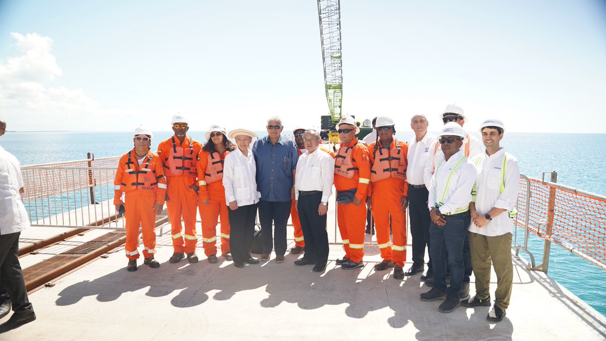 presidenciapma's tweet photo. Hoy, en su visita por Puerto Armuelles, el presidente @JoseRaulMulino recorrió el avance firme de esta obra estratégica.

Un proyecto en marcha, con 16 metros de calado y más de 35 hectáreas en desarrollo, que abre paso a nuevas rutas y proyecta 2,000 empleos directos.

Más competitividad, más inversión y más oportunidades para el occidente del país 🇵🇦✨

#ConPasoFirme