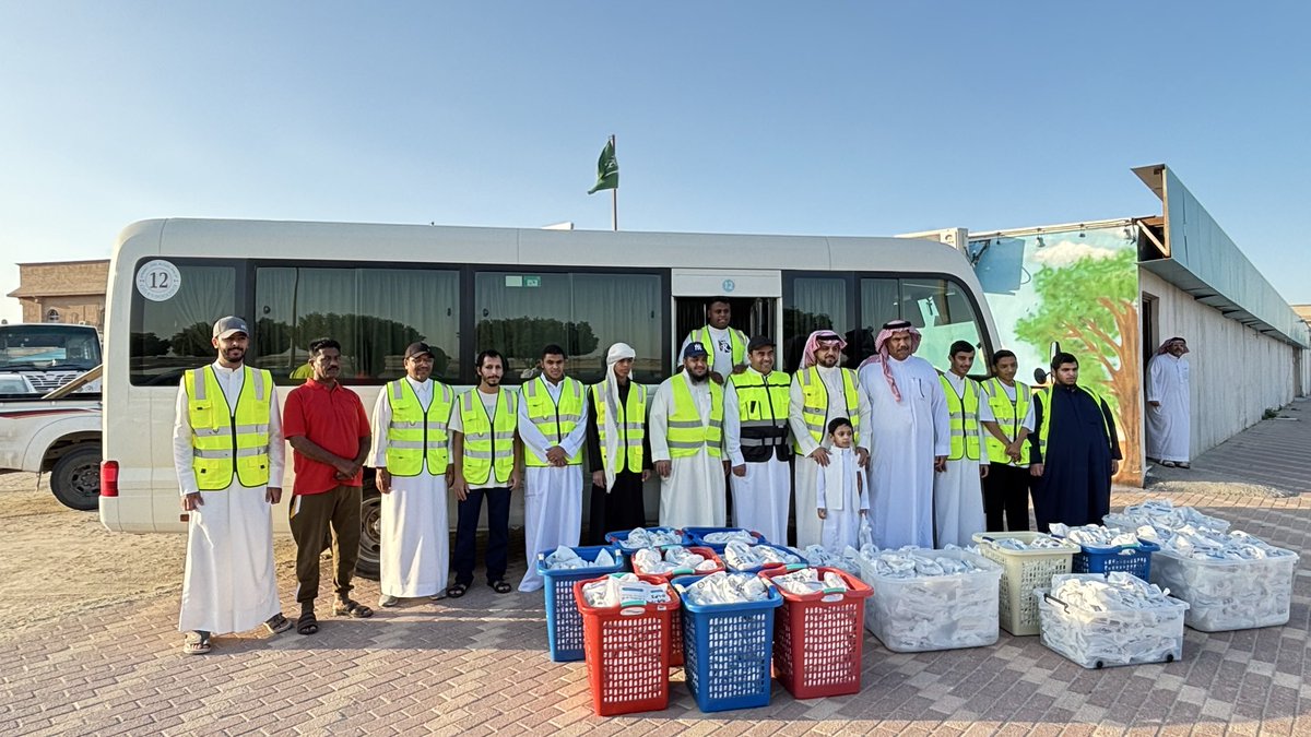 لقطات من اليوم التاسع لمبادرة "افطر معنا 10"، التي تنظمها جمعيتنا الأم بالشراكة الثنائية مع جمعية الدعوة والإرشاد بالعيون.
وشهد هذا اليوم مشاركة جمعية العيون الخيرية مساهمةً منها في تعزيز الشراكة المجتمعية.
شارك في هذا اليوم أكثر من 15 متطوعًا، حيث تم توزيع أكثر من 800 وجبة إفطار