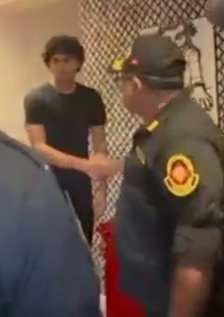 Edinho1901's tweet photo. Si la mierda esa tuviera cuerpo color Frapuccino de Algarrobina y la casa fuera puerta a la calle d triplei la rompen vestidos de Papa Noel.

Perú, país de mierda, en donde las personas con dinero hacen lo q chucha les da la gana.

Un poco más y le dan un beso al Concha su madre. https://t.co/EmwBGaM3pX