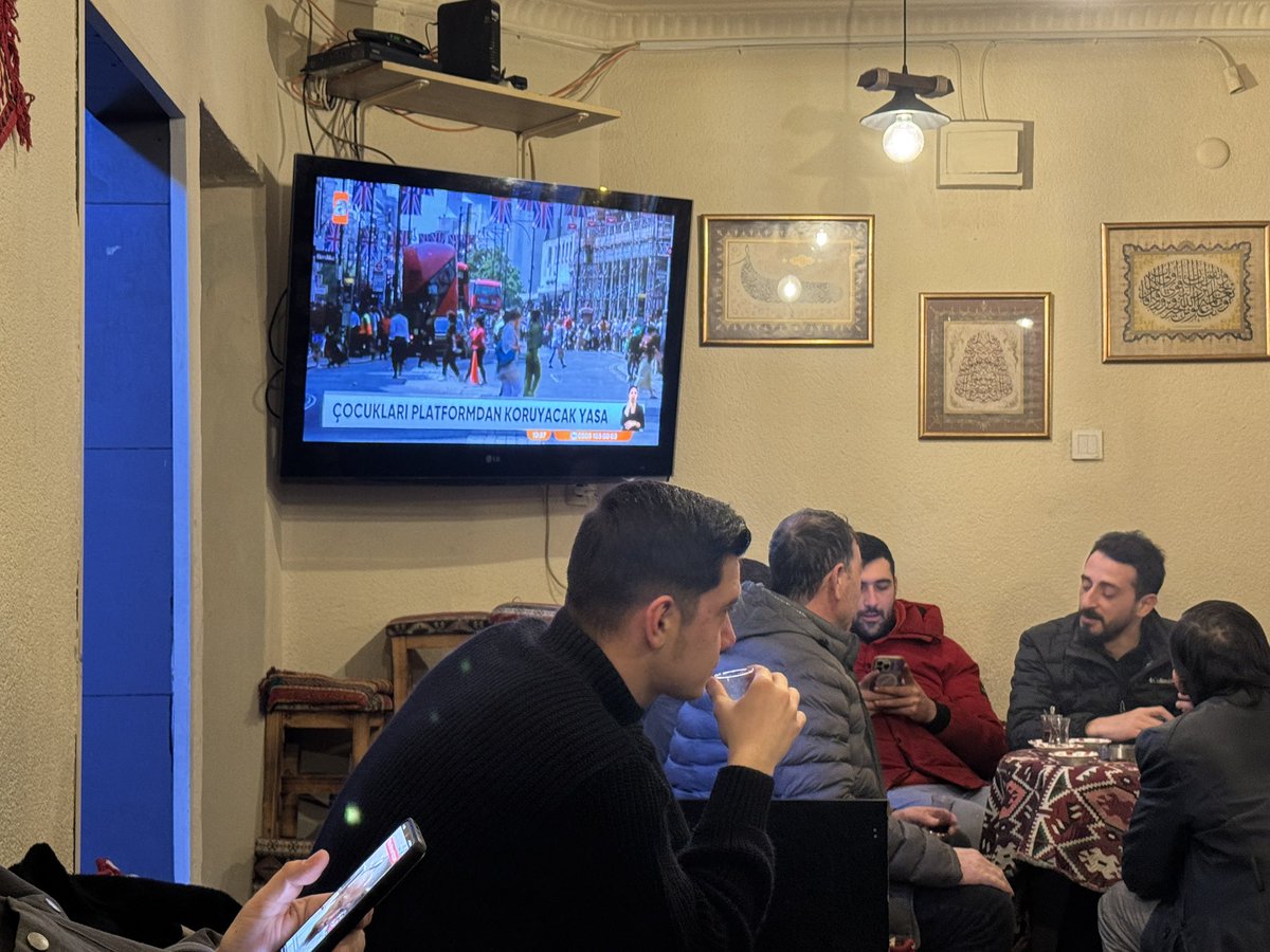 İşleri halletmişken sıcacık ortamda minik bir çay kaçamağı yapayım dedim, karşılaştığım algıya bak, Allah belanızı versin diyeceğim olmayacak…
#OYUNUMADOKUNMA!!