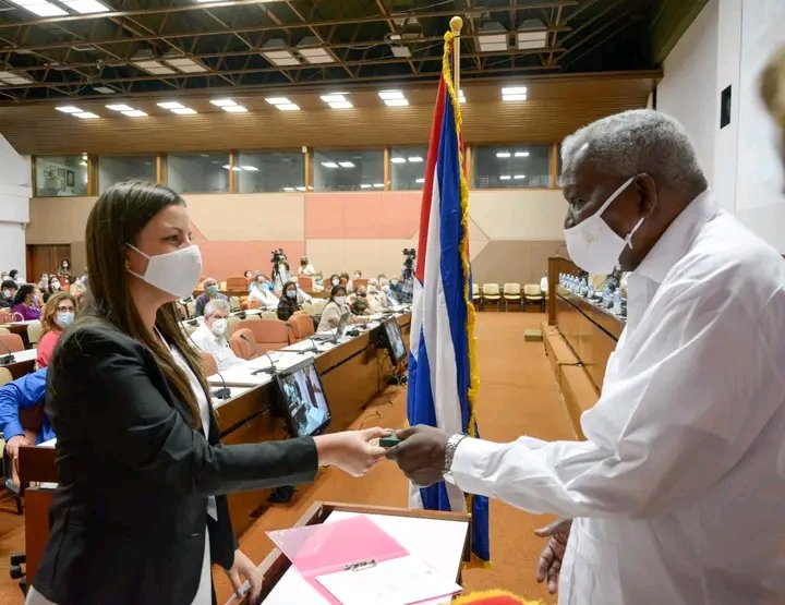 Lo admiramos por su ejemplo, sencillez, humildad y sensibilidad. La defensa de las causas justas, la fidelidad al Partido y a la Revolución lo hacen merecedor de todo nuestro respeto y cariño.
¡Feliz cumpleaños! Presidente Lazo.