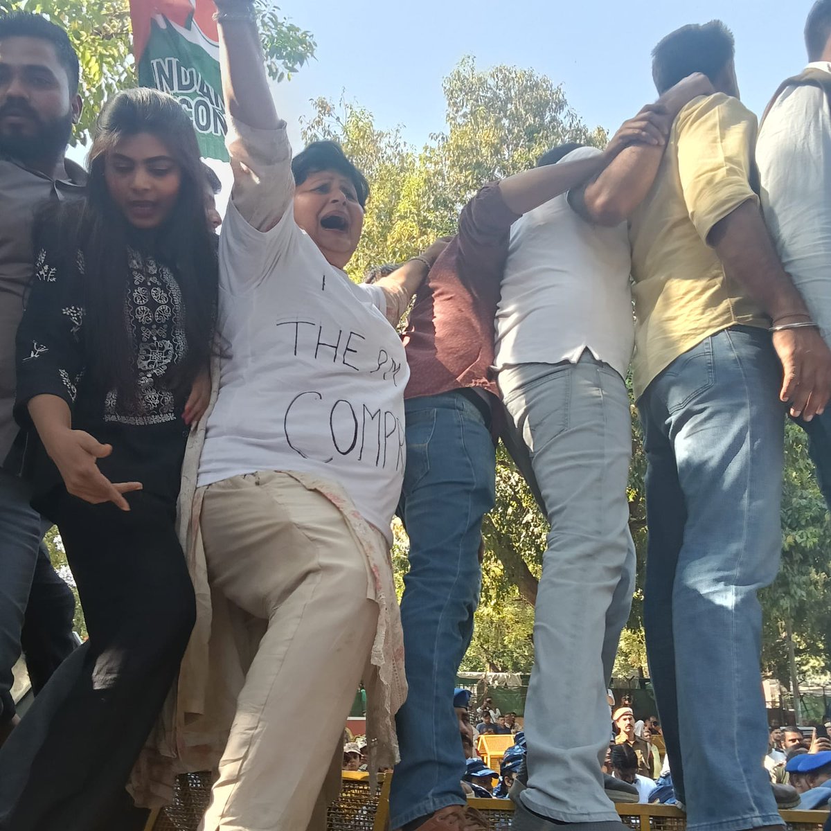 PushpaSinghINC's tweet image. “तानशाहों से नहीं डरते कांग्रेस के बब्बर शेर”

आज यूथ कांग्रेस के समर्थन लोकतांत्रिक प्रदर्शन में शामिल कांग्रेस के साथियों को पुलिस ने डिटेन किया 

आखिर सरकार में इतनी बौखलाहट क्यों है?
@

#Compromised प्रधानमंत्री को किस बात का डर है?