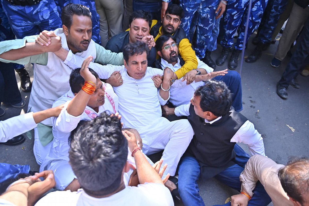 PushpaSinghINC's tweet image. “तानशाहों से नहीं डरते कांग्रेस के बब्बर शेर”

आज यूथ कांग्रेस के समर्थन लोकतांत्रिक प्रदर्शन में शामिल कांग्रेस के साथियों को पुलिस ने डिटेन किया 

आखिर सरकार में इतनी बौखलाहट क्यों है?
@

#Compromised प्रधानमंत्री को किस बात का डर है?