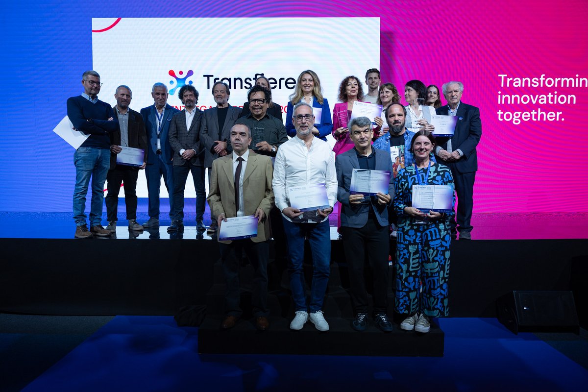 #Transfiere clausura su XV aniversario reconociendo comunicación científica, innovación empresarial y conocimiento disruptivo.

📰 Premios de Periodismo ‘Foro Transfiere’: trabajos sobre superdrones, lentes y electrodos. Premio del Público: Antonella Pino d’Astore. Mención