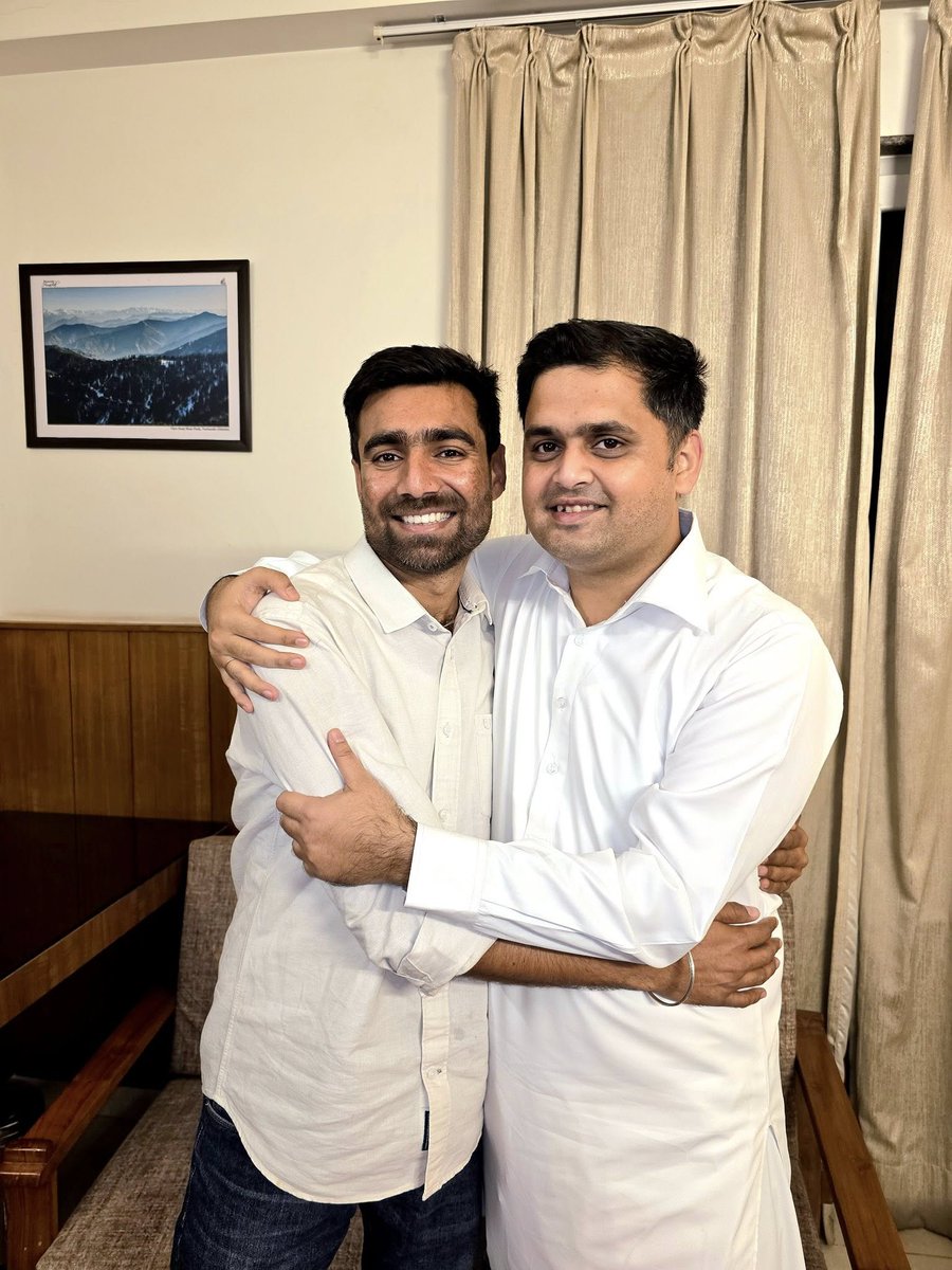 आज दिल्ली में <a href="/nsui/">NSUI</a>  के नवनियुक्त राष्ट्रीय अध्यक्ष <a href="/VinodJakharIN/">VINOD JAKHAR</a>  जी से मुलाकात हुई।
एक पूर्व राष्ट्रीय अध्यक्ष होने के नाते, यह मेरे लिए गर्व का क्षण है कि संगठन की कमान ऐसे साथी के हाथों में है जो ज़मीन से जुड़ा है, विचार से स्पष्ट है और संघर्ष से बना है। मुझे पूरा विश्वास है