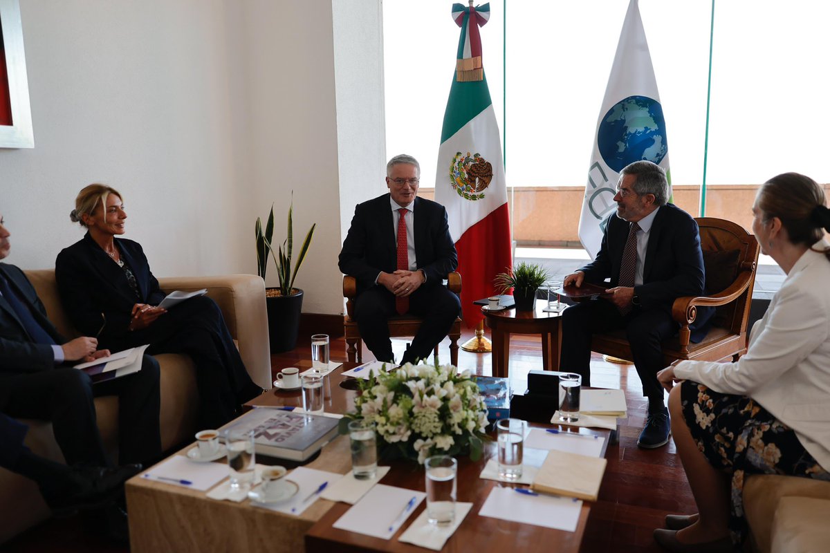 SRE_mx's tweet photo. 📸 Esta mañana, el canciller Juan Ramón de la Fuente recibió en la Cancillería al secretario general de la @OECD, Mathias Cormann (@MathiasCormann), quien se encuentra de visita en nuestro país.
 
Durante la reunión, resaltaron el liderazgo nacional e internacional de la presidenta Claudia Sheinbaum (@Claudiashein), los avances inobjetables que ha alcanzado México para reducir la desigualdad, la salida de 13.5 millones de personas de la pobreza, el aumento de más de 250 % en los salarios mínimos, la fortaleza de nuestra economía y la creciente participación de las mujeres en la vida económica, política y social de nuestro país.

También destacaron la creación en este gobierno de la Secretaría de Ciencias, Humanidades, Tecnología e Innovación, así como de la Agencia de Transformación Digital y Telecomunicaciones. El secretario general Cormann presentará en la Secretaría de Hacienda y Crédito Público el Estudio Económico de México 2026. El secretario De la Fuente se refirió a la importancia de fortalecer el multilateralismo y, que con la visita de @MathiasCormann a nuestro país, se estrecha también la relación con las labores de la @ocdeenespanol.

Acompañaron al canciller Alejandra del Moral (@AlejandraDMV), directora ejecutiva de la @AMEXCID; Sybel Galván (@sybelg), embajadora y representante permanente de México ante la OCDE, y Roberto de León (@RobertoDeLeonHu), jefe de Oficina del C. Secretario. Por parte de la OCDE, asistieron también, Luiz de Mello, director de Estudios Económicos de Países; Silvia da Rin Pagnetto, directora del Consejo y Comité Ejecutivo, y Mario López Roldán, director del Centro OCDE para América Latina y el Caribe.

🇲🇽🤝🌎