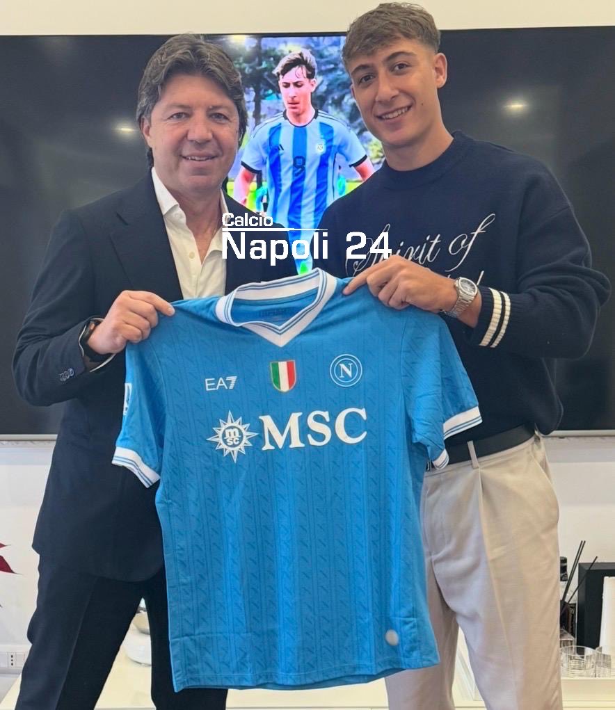 +++ Milton Pereyra sarà convocato da mister Rocco per Napoli-Torino, match della Primavera azzurra di domani.

I dettagli qui: m.calcionapoli24.it/notizie/milton…

📸 Qui lo scatto della foto-ricordo per l’ufficialità del trasferimento al Napoli, con il suo agente italiano Marco Sommella 💙