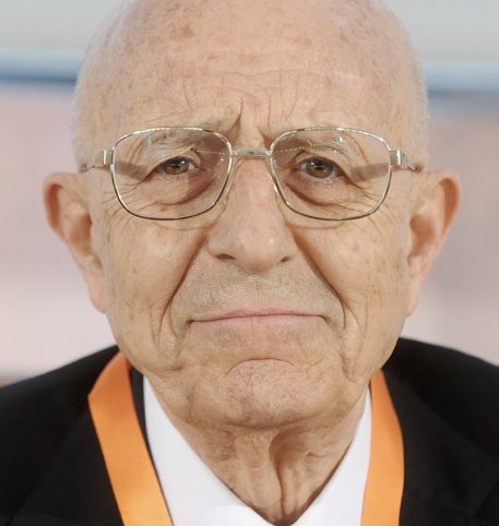 MT_Meli_'s tweet photo. Per il SÌ: il professor Sabino Cassese, illustre giurista, accademico e costituzionalista, nonché Giudice emerito della Corte costituzionale.

Per il NO: Andrea Scanzi, personaggio trash di sinistra facente parte del circo del Fatto Quotidiano. https://t.co/DLyLiuVCRa