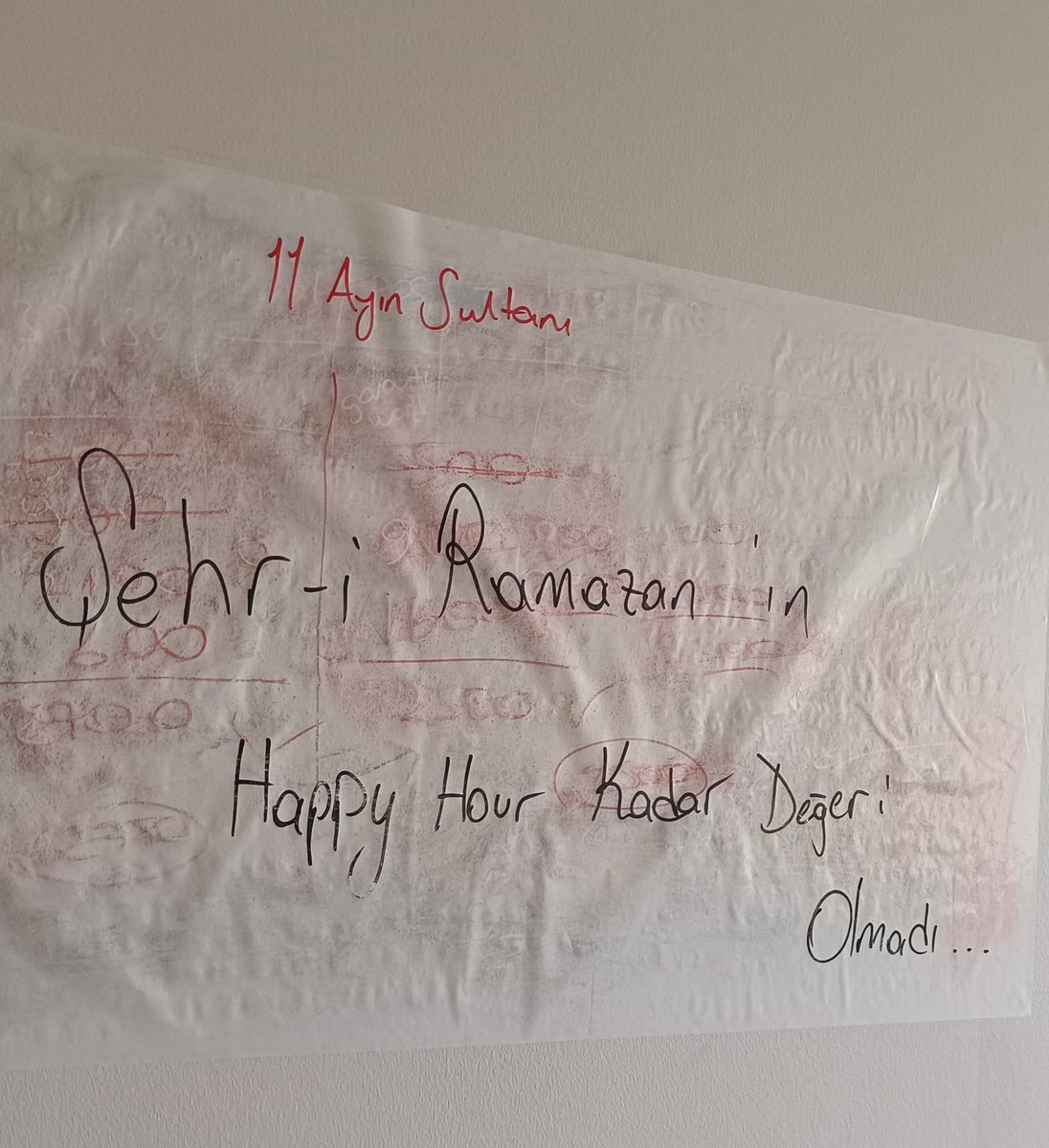 arabicore's tweet photo. şirket ramazanda erken çıkış vermedi, duvara bunu yazdılar. günlerdir de silen yok. bu insanlar biri mi devrimci mi??? https://t.co/FbXqZPiAP6