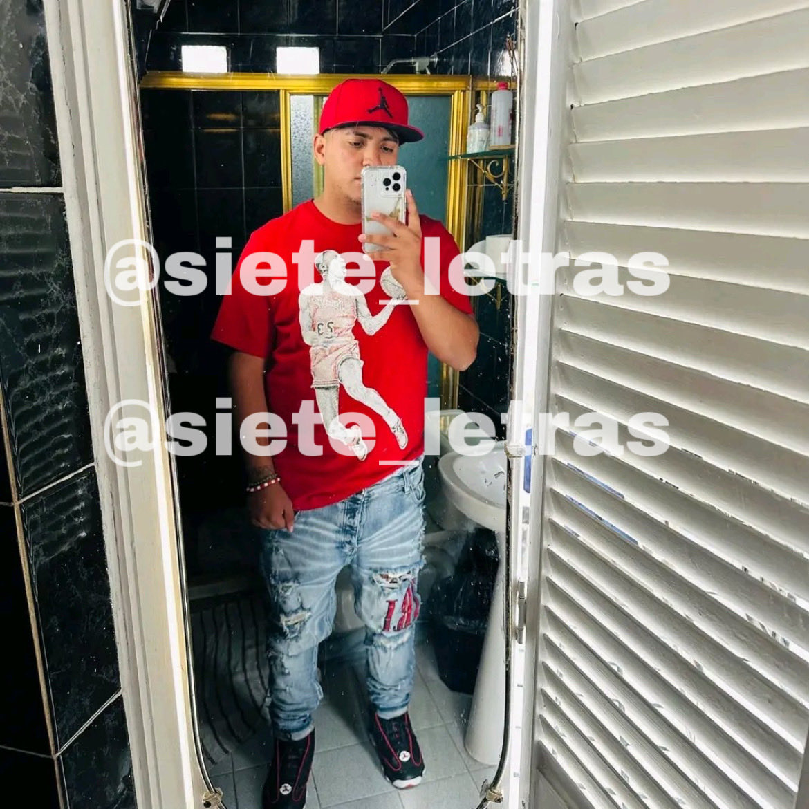 siete_letras's tweet photo. Dinero de la EXTORSIÓN:

Mientras @IztacalcoAl se tiñe de sangre con una ola de homicidios, Diego Leal presume así el efectivo y una camioneta obtenida con dinero sucio.

Leal trabaja para Irving Liebre, líder de narcomenudistas y objetivo de @SSC_CDMX.

¿Lo reconoce? https://t.co/kJDU7Di2er