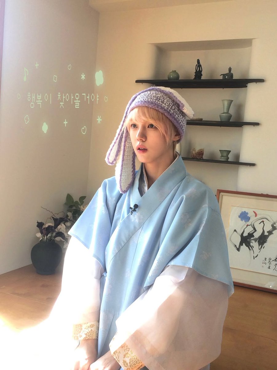 feongmin's tweet photo. this kitten- is looking for sunlight ⛅ https://t.co/lxCjgj2uwi