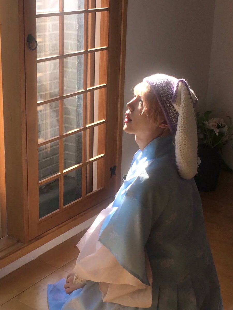 feongmin's tweet photo. this kitten- is looking for sunlight ⛅ https://t.co/lxCjgj2uwi