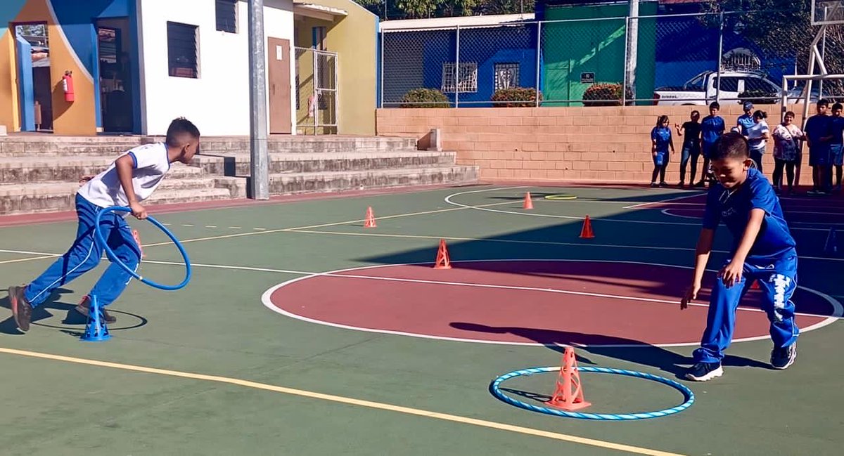 indeselsalvador's tweet photo. #PROADI | Nuestra Oficina Departamental de La Paz realizó una sesión de entrenamiento con estudiantes de la Escuela de Educación Especial de Zacatecoluca, con el objetivo de fortalecer la coordinación dinámica general, la velocidad de desplazamiento y el trabajo colaborativo.
Durante la jornada se desarrollaron relevos en pareja con desplazamientos utilizando aros, promoviendo la confianza, el apoyo mutuo y la participación activa. La actividad contó con la asistencia de 16 participantes.
#ConstruyendoElCamino