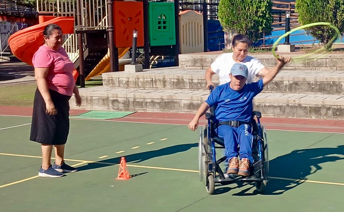indeselsalvador's tweet photo. #PROADI | Nuestra Oficina Departamental de La Paz realizó una sesión de entrenamiento con estudiantes de la Escuela de Educación Especial de Zacatecoluca, con el objetivo de fortalecer la coordinación dinámica general, la velocidad de desplazamiento y el trabajo colaborativo.
Durante la jornada se desarrollaron relevos en pareja con desplazamientos utilizando aros, promoviendo la confianza, el apoyo mutuo y la participación activa. La actividad contó con la asistencia de 16 participantes.
#ConstruyendoElCamino