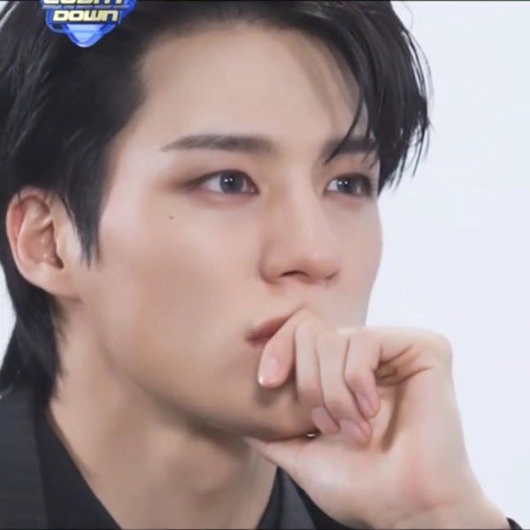 ชอบคิ้วโน่มาก คมบาดใจ รับกะจมูกเริ่ดๆ ตาก้มีเสน่ห์ นี่หลงโน่นะ