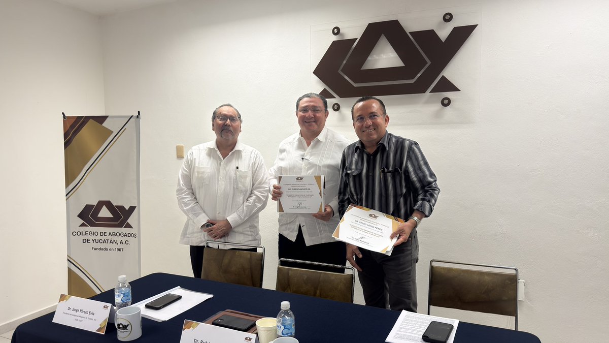 CAY_Abogados's tweet photo. El Colegio de Abogados de Yucatán, A.C. agradece al Dr. Rubén Sánchez Gil y al Dr. Celso López Pérez por su valiosa participación como ponentes en la Mesa Panel “El Registro Obligatorio de Teléfonos Móviles: Entre lo Legal y Constitucional”. 
⚖️ @RSanchezGil @NetCelso https://t.co/5dj2GL2cGp
