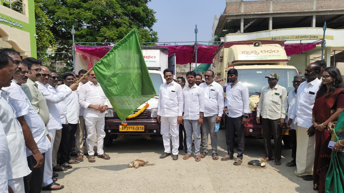 PuttaSudhakarY's tweet photo. బ్రహ్మంగారిమఠంలో నిర్వహించిన జగద్గురు పీఠాధిపతి పట్టాభిషేక మహోత్సవంలో పాల్గొనడం ఎంతో పుణ్యంగా భావిస్తున్నాను. శ్రీ పోతులూరి వీరబ్రహ్మేంద్రస్వాముల వారి సమాధిని దర్శించుకుని ఆశీర్వాదాలు పొందాము. https://t.co/E1Jz1KA6eX