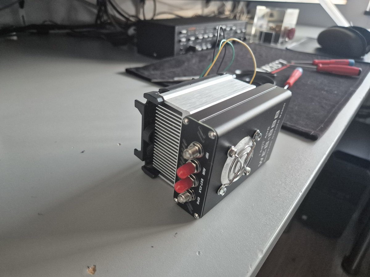 PE1RDP's tweet image. So I took a #vacuum #cleaner #filter to prevent getting dust into the #websdr 
But, this blocks the airflow too much and #temperature is now 43 degrees already.
Back to the drawing table. 
Maybe this heatsink will help?

#hamradio #hamr #AmateurRadio #CPU #fan #Web888