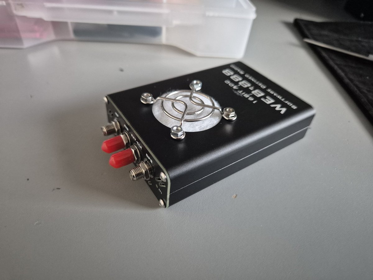 PE1RDP's tweet image. So I took a #vacuum #cleaner #filter to prevent getting dust into the #websdr 
But, this blocks the airflow too much and #temperature is now 43 degrees already.
Back to the drawing table. 
Maybe this heatsink will help?

#hamradio #hamr #AmateurRadio #CPU #fan #Web888