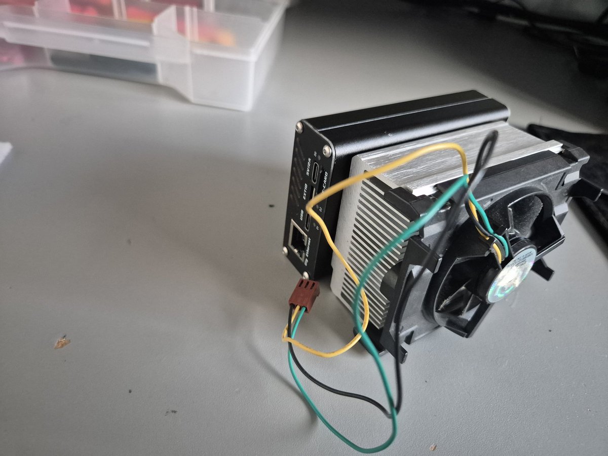 PE1RDP's tweet image. So I took a #vacuum #cleaner #filter to prevent getting dust into the #websdr 
But, this blocks the airflow too much and #temperature is now 43 degrees already.
Back to the drawing table. 
Maybe this heatsink will help?

#hamradio #hamr #AmateurRadio #CPU #fan #Web888