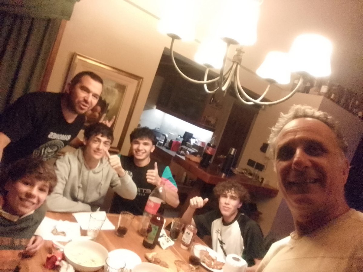 damiandresc's tweet photo. Ya de regreso: Centro Civico de Bariloche y juntada con mi primo Gonzalo Alberto Lorenzo y sobrinos! Tremendo viaje! https://t.co/r6m0g2CFIO