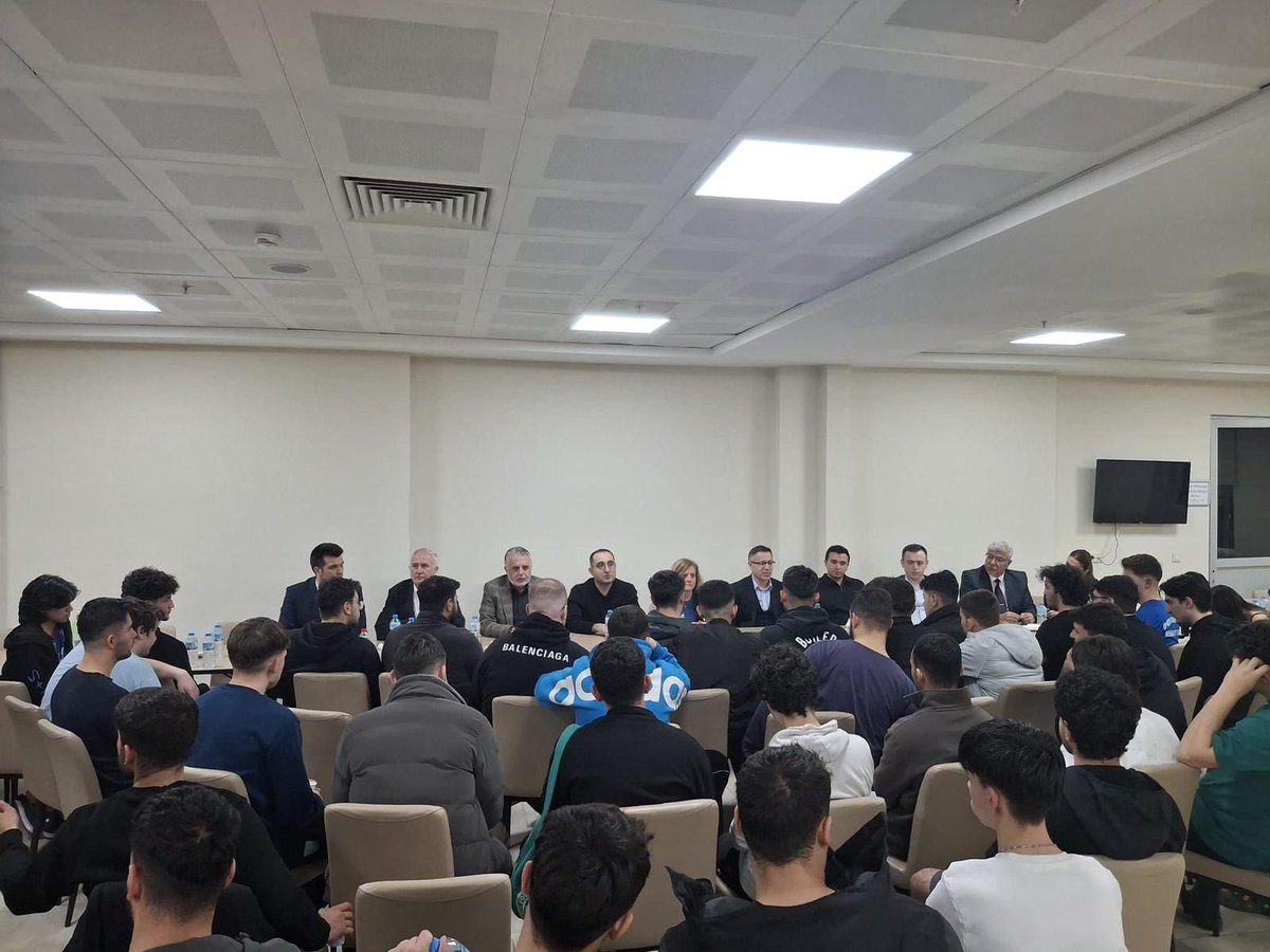 Kaymakam Ünal Koç ve ilçe protokolü, Soma Gençlik ve Spor İlçe Müdürlüğüne bağlı Soma Yurt Müdürlüğünde kalan öğrencilerimizle  iftar programında bir araya geldi.
Samimi bir ortamda gerçekleşen programda öğrencilerle sohbet edilerek Ramazan ayının birlik,beraberlk ruhu paylaşıldı