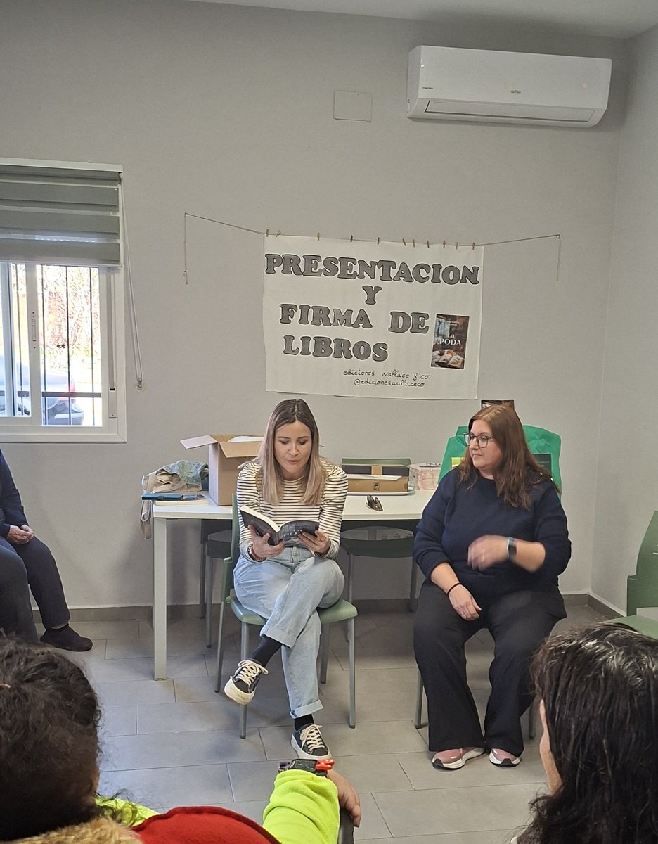 luife4's tweet photo. En la presentación del libro "La poda" de Inés Gordo. @Brendawalace en #Palomero.  Con @pgrosado https://t.co/fld4aCMXRD