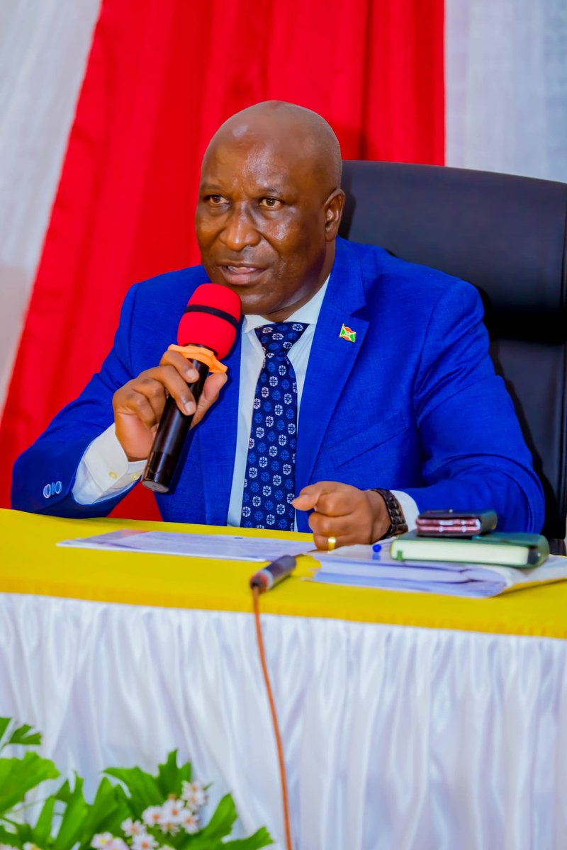 LeRenouveauBdi's tweet image. Le président du #Sénat, Gervais Ndirakobuca a rappelé aux dirigeants communaux que les responsabilités qui leur sont confiées les appellent à aimer les populations qu’ils dirigent,à se donner sans réserve, à être des modèles, à privilégier la concertation avec les autres acteurs.