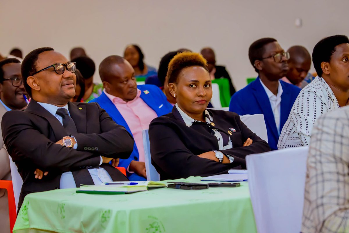 LeRenouveauBdi's tweet image. Le président du #Sénat, Gervais Ndirakobuca a rappelé aux dirigeants communaux que les responsabilités qui leur sont confiées les appellent à aimer les populations qu’ils dirigent,à se donner sans réserve, à être des modèles, à privilégier la concertation avec les autres acteurs.