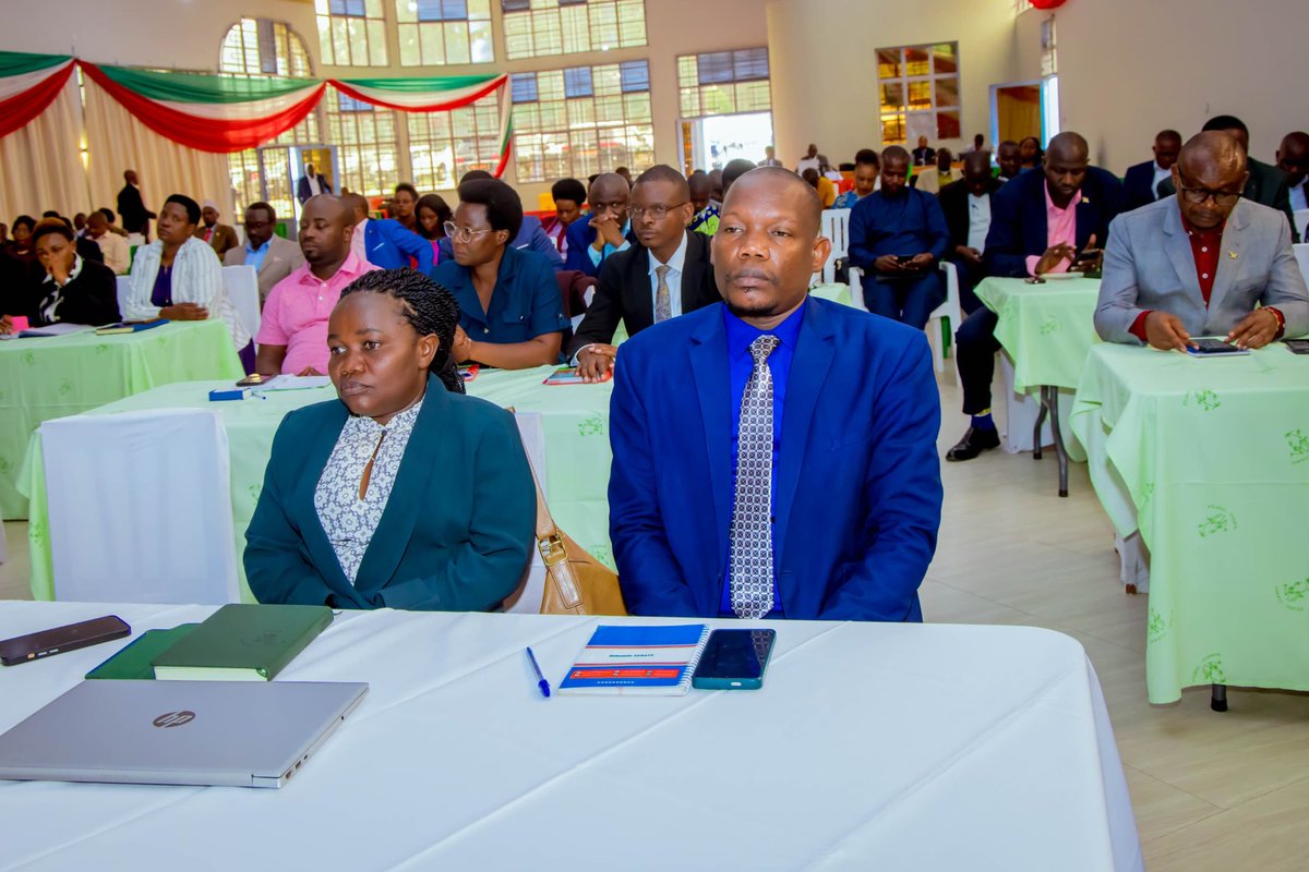 LeRenouveauBdi's tweet image. Le président du #Sénat, Gervais Ndirakobuca a rappelé aux dirigeants communaux que les responsabilités qui leur sont confiées les appellent à aimer les populations qu’ils dirigent,à se donner sans réserve, à être des modèles, à privilégier la concertation avec les autres acteurs.