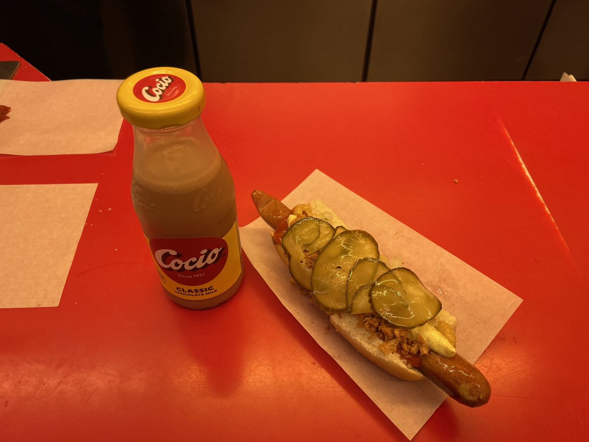 당신이 코펜하겐 여행 오면 꼭 해야 할 것: 핫도그랑 cocio 같이 먹기. 이거 정말 데니쉬 소울푸드예요 들어가면 양옆사람 대학생 직장인 아저씨 할아버지 전부 핫도그에 초코우유 먹고 있다