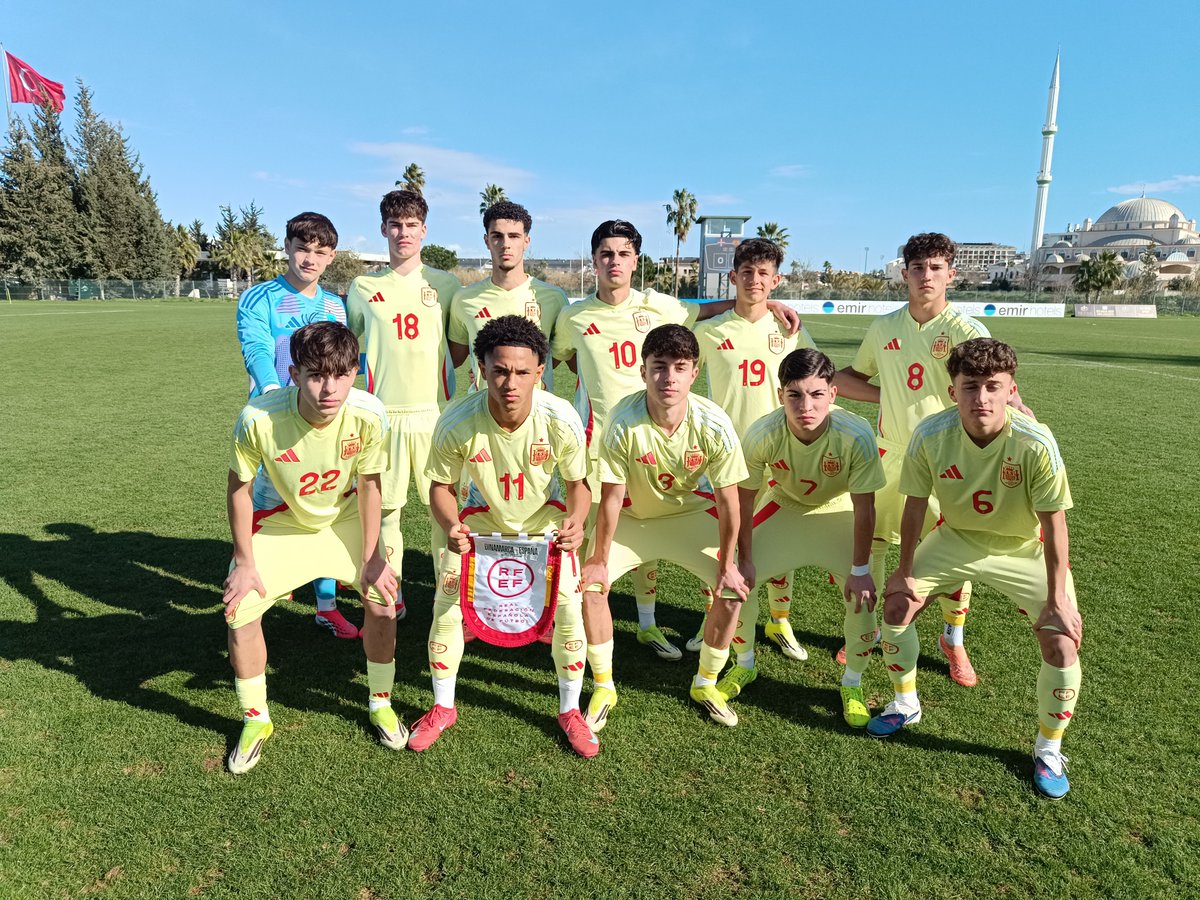 𝗟𝗮 𝗦𝘂𝗯-𝟭𝟲 𝘀𝘂𝗰𝘂𝗺𝗯𝗲 𝗲𝗻 𝗹𝗼𝘀 𝗽𝗲𝗻𝗮𝗹𝘁𝗶𝘀 𝗽𝗲𝘀𝗲 𝗮 𝗺𝗲𝗿𝗲𝗰𝗲𝗿 𝗲𝗹 𝘁𝗿𝗶𝘂𝗻𝗳𝗼

👨🏻‍💻 La crónica: rfef.es/es/noticias/la… 

#NuestraBase | #Sub16