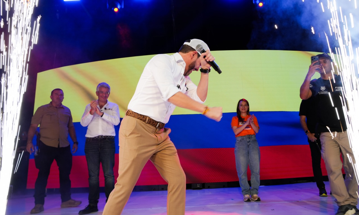 Ningún político como <a href="/ABDELAESPRIELLA/">Abelardo De La Espriella</a> ha entendido la campaña como un show.

Su estrategia se basa en emociones, símbolos y fe religiosa, no en propuestas. La Silla estuvo en cinco de sus actos en Santander y así funciona su maquinaria.

Va 🧵